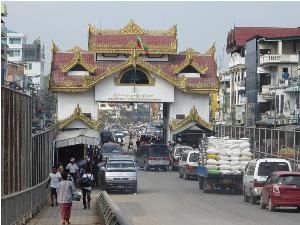 タイとの国境の町ミャワディ